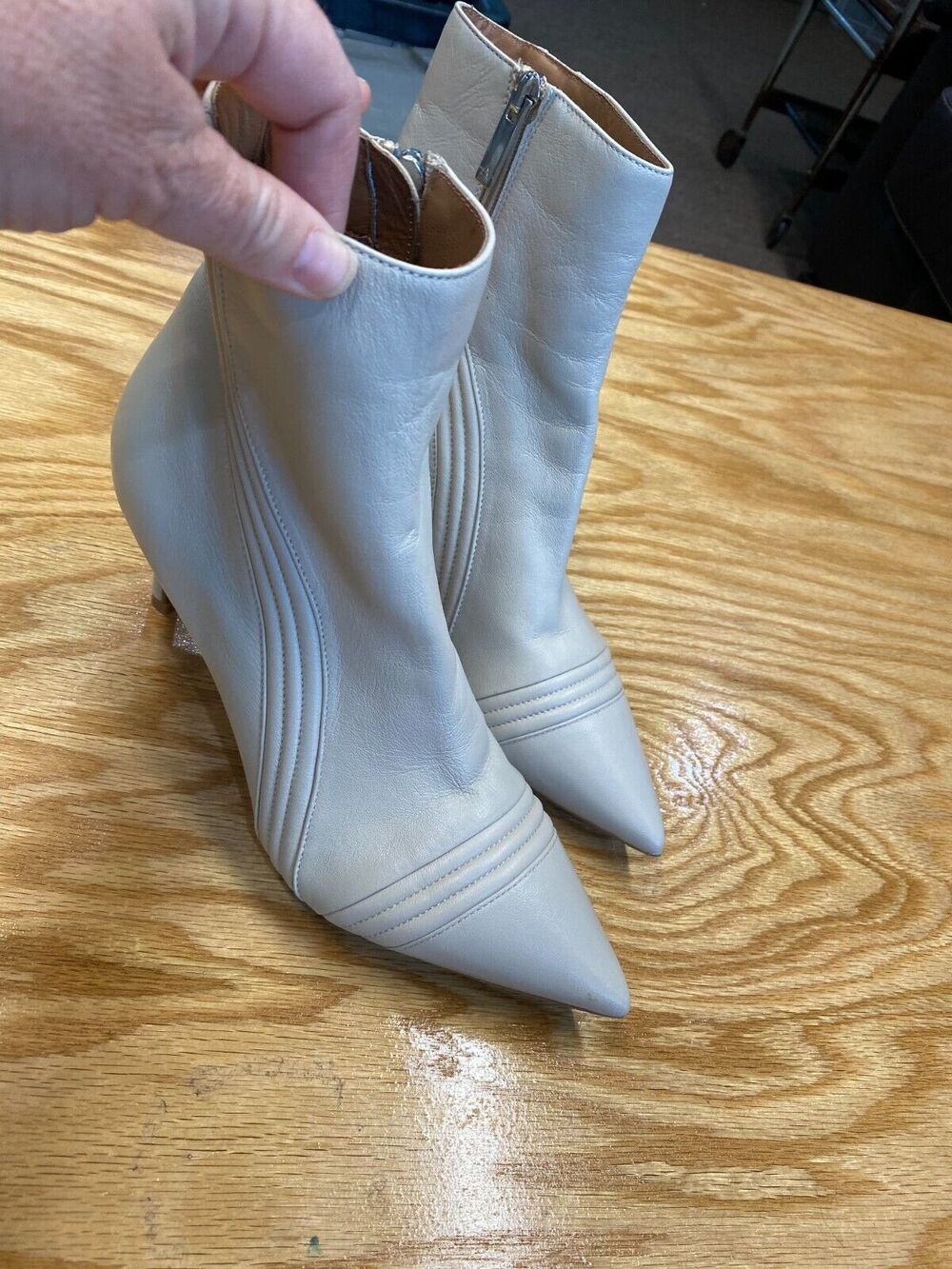Aquatalia Ankle Boots Womens 8.5 M Ivory Quilted Side Zip Pointed Toe Bootie S24